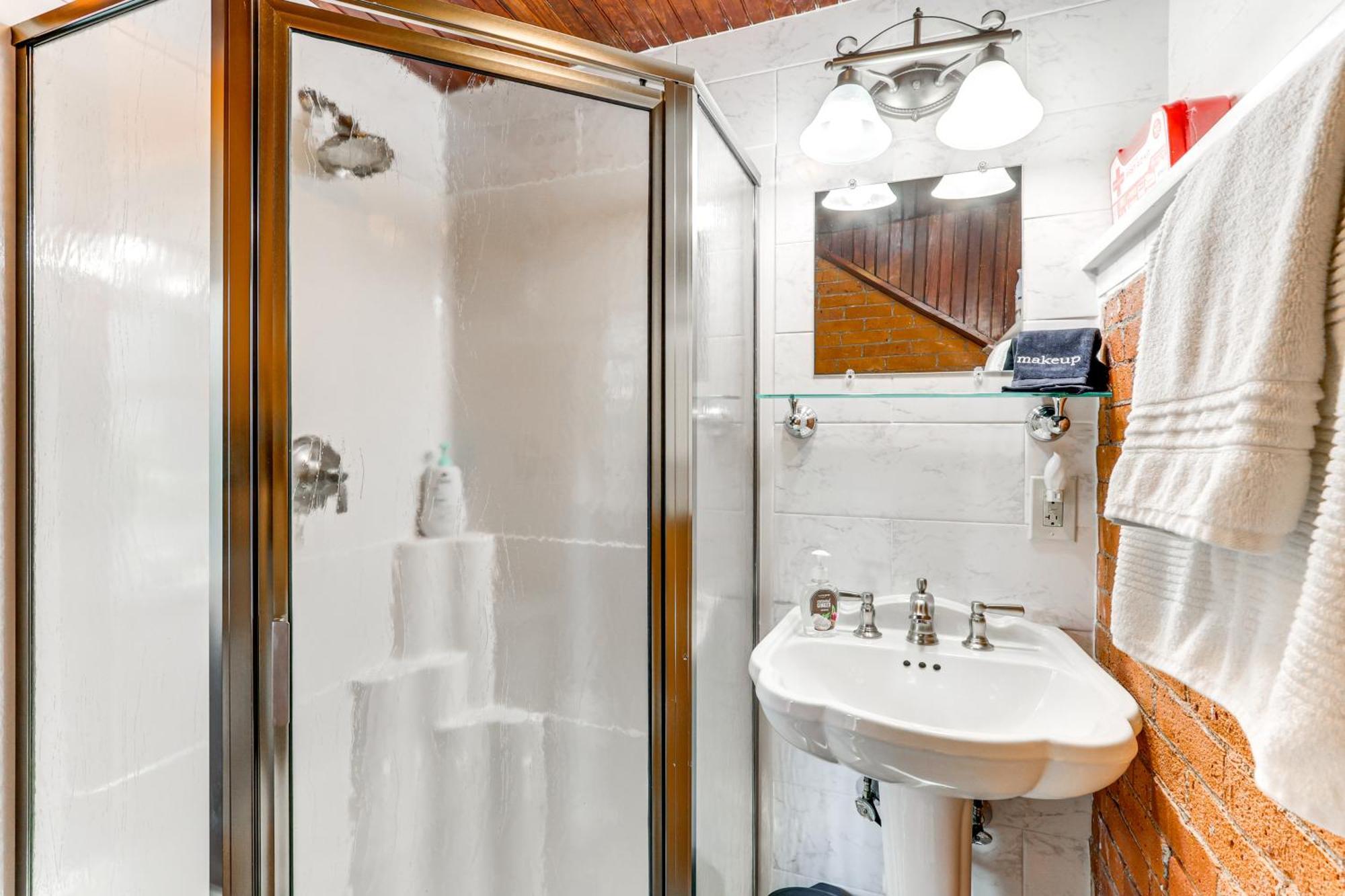 Downtown Essex Apartment - Steps To River! Εξωτερικό φωτογραφία