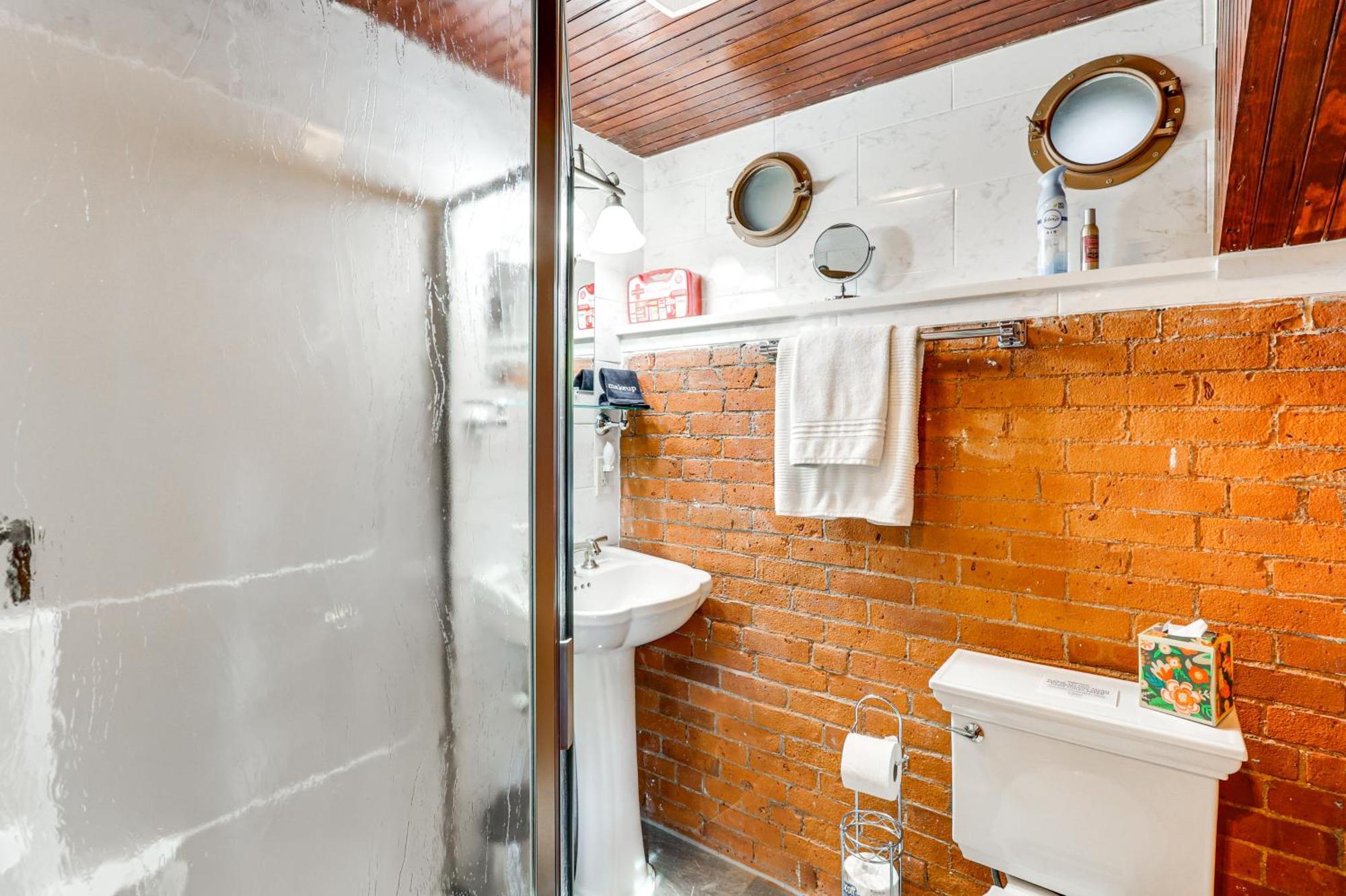 Downtown Essex Apartment - Steps To River! Εξωτερικό φωτογραφία